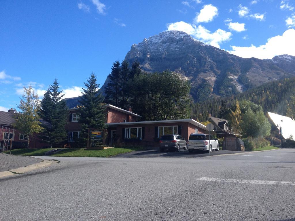 Canadian Rockies Inn - Adults Only Field Bagian luar foto