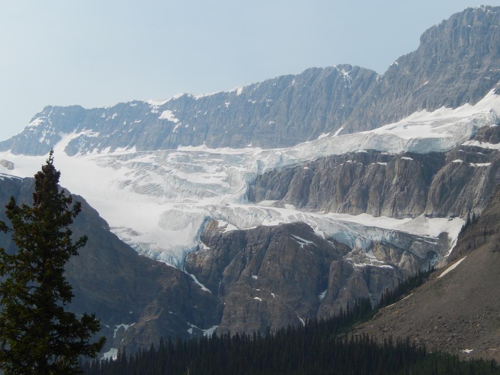 Canadian Rockies Inn - Adults Only Field Bagian luar foto