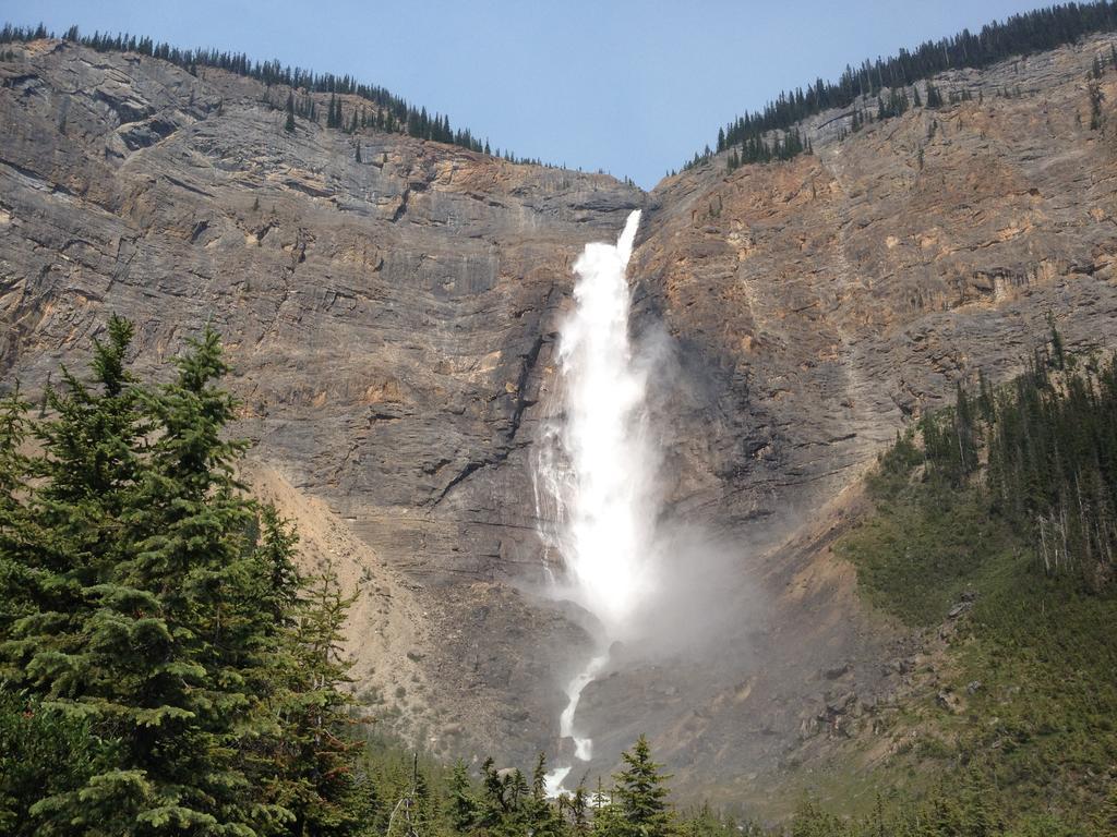 Canadian Rockies Inn - Adults Only Field Bagian luar foto