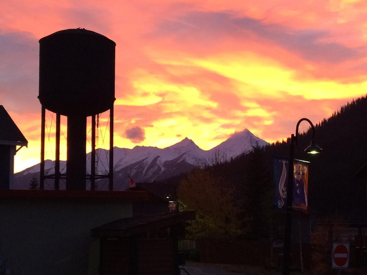 Canadian Rockies Inn - Adults Only Field Bagian luar foto