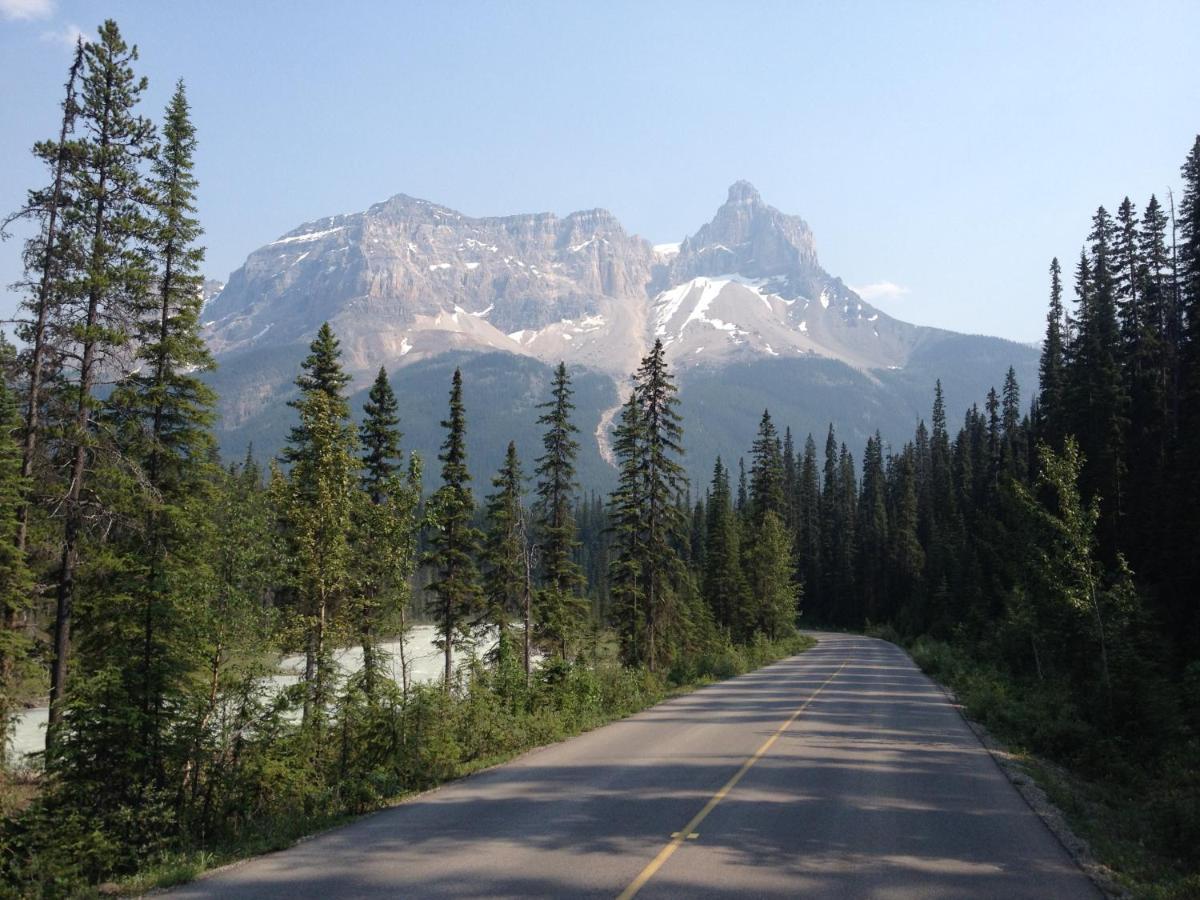 Canadian Rockies Inn - Adults Only Field Bagian luar foto